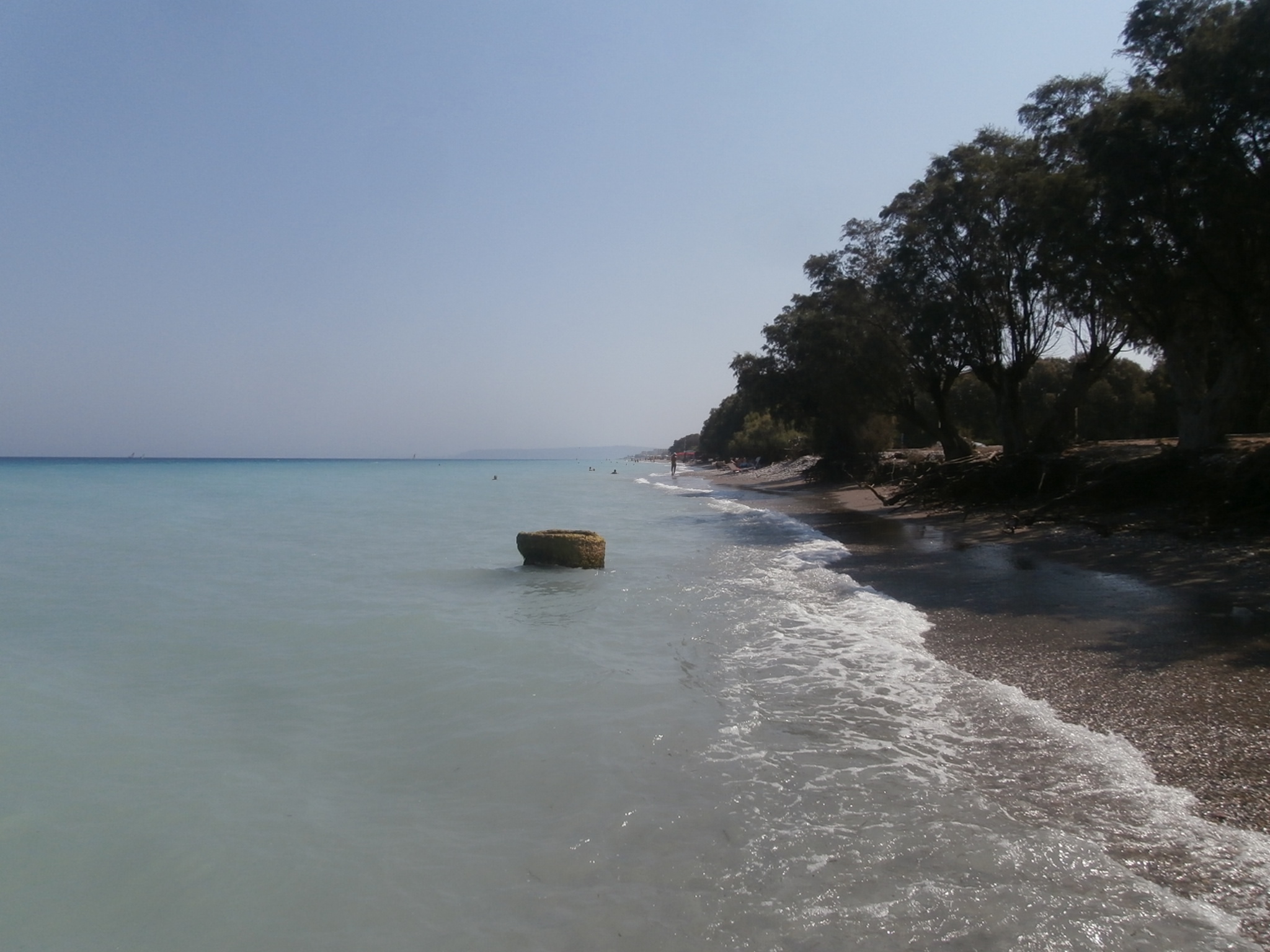 Kremasti Beach in Greece, photographed in 2018. The beach is under pressure from rising sea levels. Image by Pjotr Mahhonin via Wikimedia Commons (CC BY-SA 4.0).