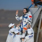 Čínski astronauti sa vrátili na Zem z rekordne dlhého pobytu na orbitálnej stanici Tiangong Čínski astronauti sa vrátili na Zem z rekordne dlhého pobytu na orbitálnej stanici Tiangong