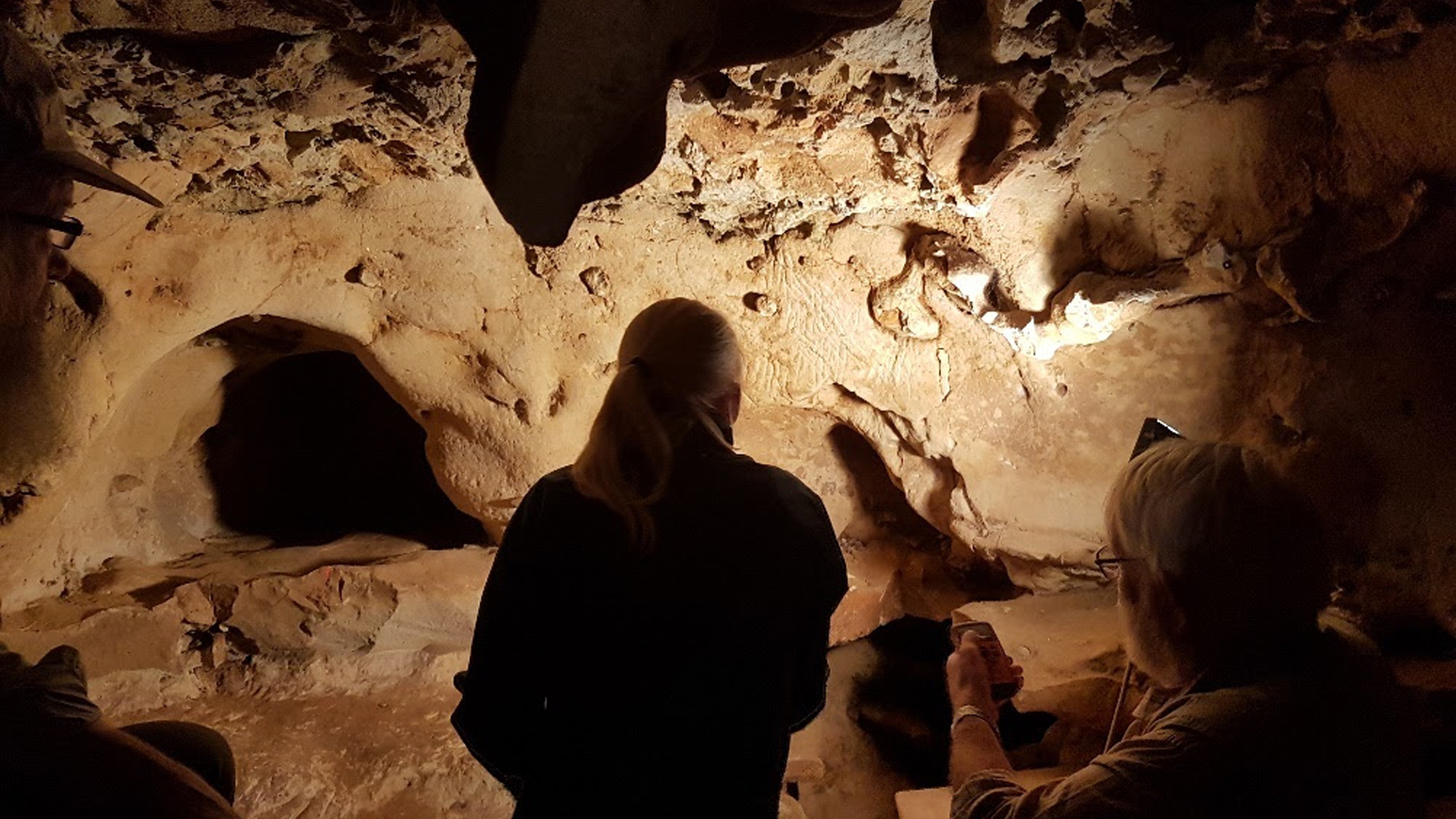 Trine Freiesleben and Jean-Claude discuss the fingerprints and where to take OSL samples.