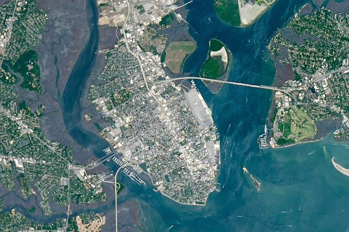 A small oval is visible within a green rectangular park in Charleston, South Carolina.