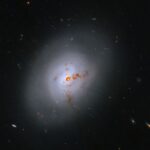 Hubble zachytil galaxiu NGC 1266 v prechode medzi dvoma vývojovými štádiami Hubble Sights Galaxy in Transition