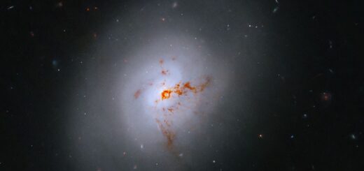 Hubble Sights Galaxy in Transition