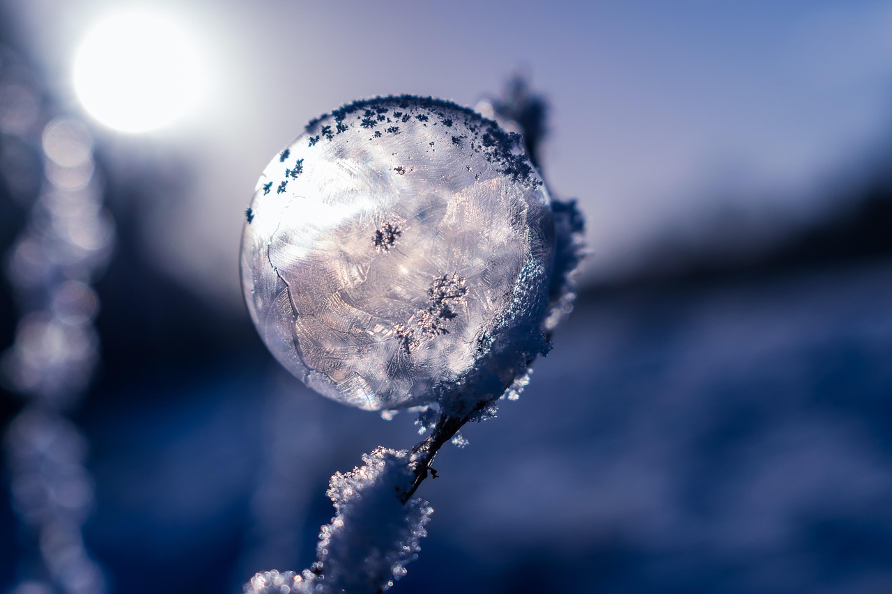 soap bubble, frozen, frozen soap bubble, winter, ice crystals, wintry, nature, cold, snow, bullet, frost bubble, frost, bubble, ice cream, ice bubble, frost ball, crystalline, crystals, freeze, winter magic, spherical shape, magic, ice flowers, spherical, crystal growth, the winter's tale, icy