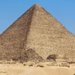Nový výskum naznačuje, že Veľká pyramída v Gíze odoláva zemetraseniam aj vďaka svojmu tvaru a základu Nový výskum naznačuje, že Veľká pyramída v Gíze odoláva zemetraseniam aj vďaka svojmu tvaru a základu