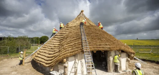 Pri Stonehenge vyrástla replika 4500-ročnej neolitickej sály. Má priblížiť, ako žili stavitelia praveku