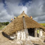 Pri Stonehenge vyrástla rekonštrukcia 4500-ročnej neolitickej haly z kamenného veku Pri Stonehenge vyrástla rekonštrukcia 4500-ročnej neolitickej haly z kamenného veku