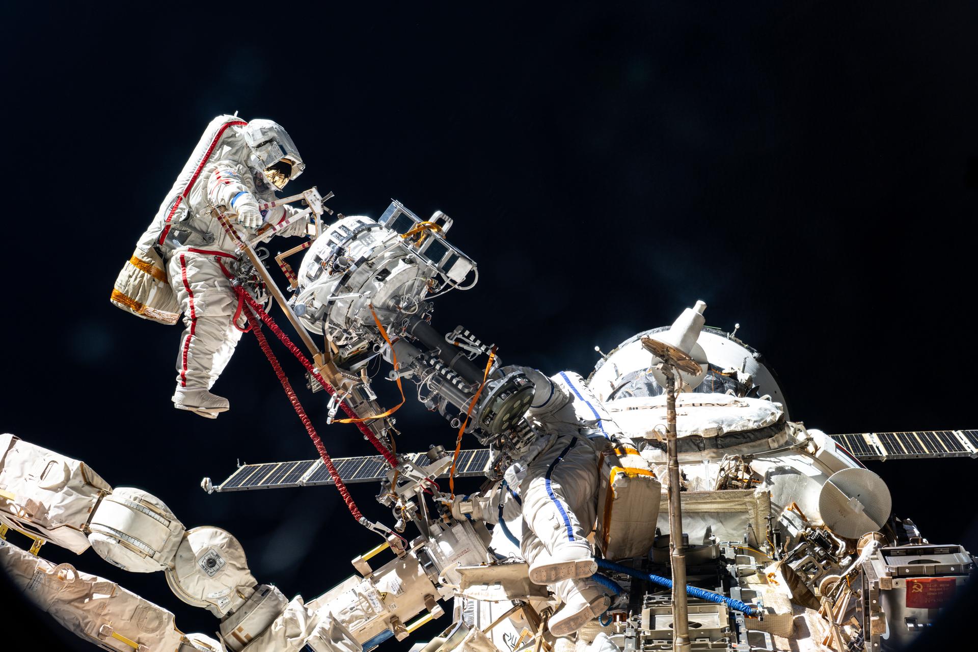 Spacewalkers Back Inside Station After Science Hardware Work