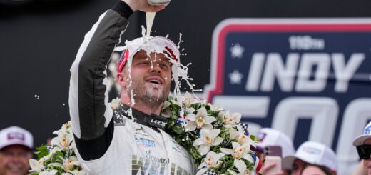 Felix Rosenqvist vyhral Indianapolis 500 v najtesnejšom finiši histórie