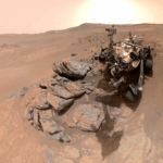 Perseverance zachytil selfie pri západnom okraji krátera Jezero NASA’s Perseverance Mars rover appears to look into the camera in this selfie. The rover is at a rocky outcrop nicknamed “Arethusa”.