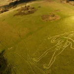 Slávny Cerne Abbas Giant v Anglicku opäť vybielia. Na obnovu kriedového obra sa podieľajú stovky ľudí Slávny Cerne Abbas Giant v Anglicku opäť vybielia. Na obnovu kriedového obra sa podieľajú stovky ľudí