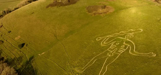 Slávny Cerne Abbas Giant v Anglicku opäť vybielia. Na obnovu kriedového obra sa podieľajú stovky ľudí