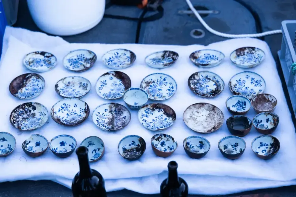 Pri Nórsku objavili vrak z 18. storočia plný neporušeného porcelánu a luxusného tovaru