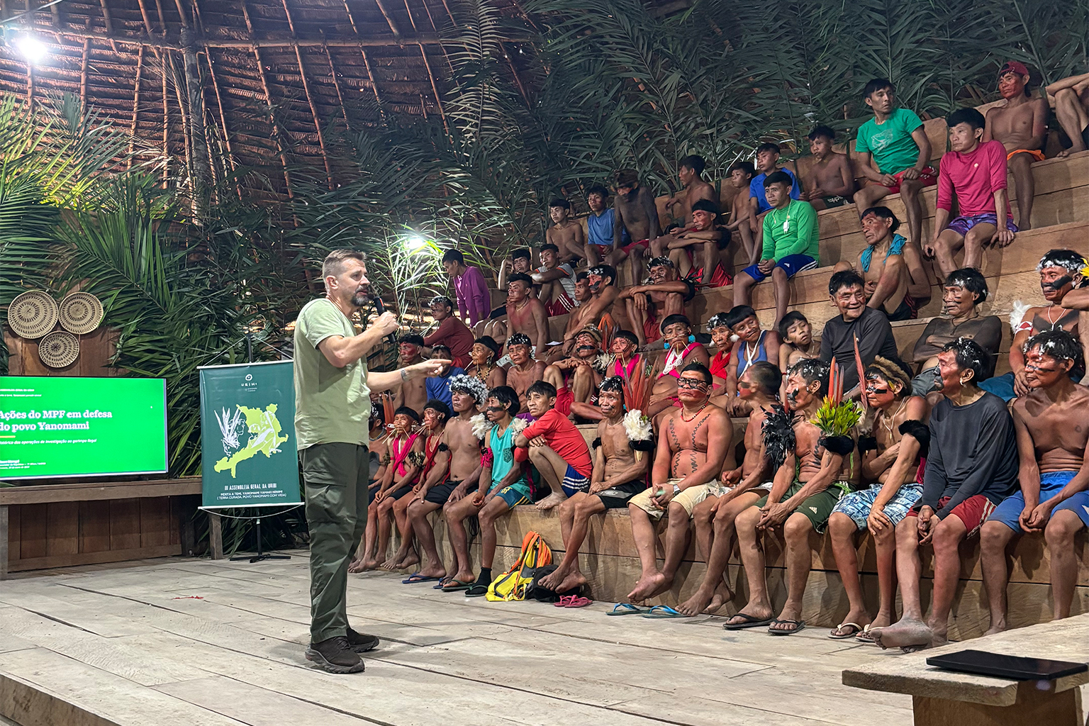 Dalberto speaking at an assembly of the Urihi Yanomami association in the Yanomami Indigenous Territory. Image courtesy of Federal Public Prosecutor's Office (MPF) / Daniel Dalberto.
