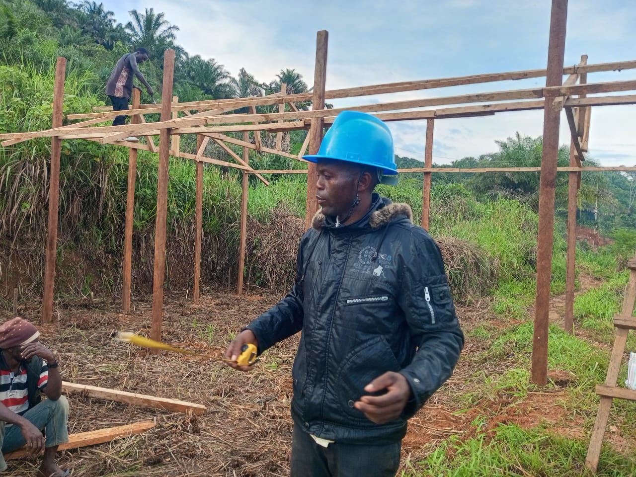 Gangala Yafali Mangusa Jr. is involved in the construction of a community chicken coop in the production area of Bamasubha Local Community Forest Concession (CFCL), in eastern Democratic Republic of Congo. Image by Jéremie Kyaswekera Kakule.