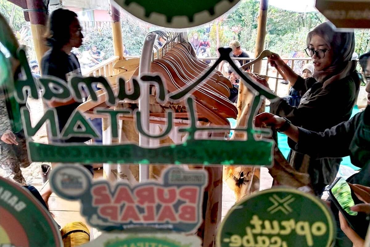 Ambu Halimun is a women's empowerment group that produces eco-friendly (ecoprint) textiles in Bogor, West Java
