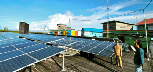 Solárna energia zmenila život v odľahlej dedine v Indonézii, no nerovnosť pretrváva