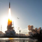 Rakety a návraty trosiek do atmosféry poškodzujú ozónovú vrstvu, ukazuje nová analýza