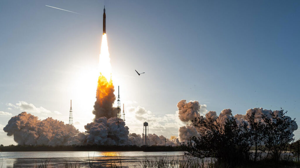 Rakety a návraty trosiek do atmosféry poškodzujú ozónovú vrstvu, ukazuje nová analýza