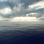 Manželia prešli Saharu autom v čase vojny v Alžírsku. Čakala ich mina, ozbrojený sprievod aj trojmesačná cesta sea, thunderstorm, storm, water, clouds, sky, blue sky, nature, landscape, mystical, atmosphere, dramatic, sunset, gloomy, weather, the needle, panorama, italy, blue, outdoors