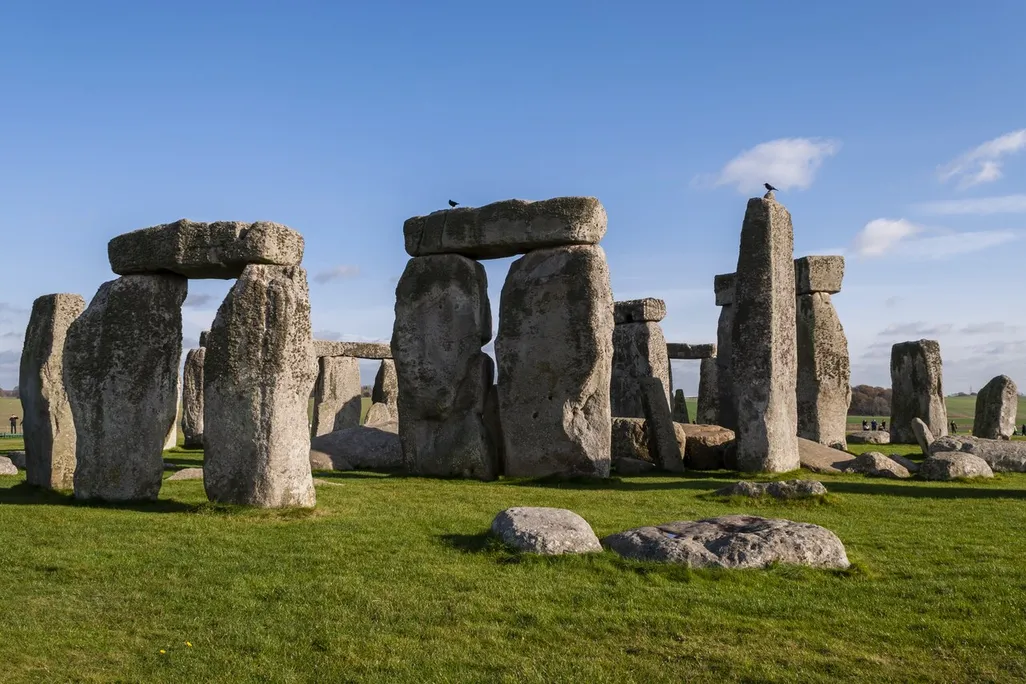 Oltárny kameň v Stonehenge zrejme nepriniesol ľad. Vedci skôr hovoria o cielenej preprave ľuďmi