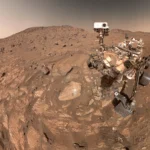 Perseverance na Marse: čo rover zistil, prečo je Jezero dôležité a kam NASA mieri ďalej In a selfie taken on Mars, NASA's Perseverance rover--a six-wheeled robot with a camera that moves in this animated image--is seen against the landscape of the Red Planet.