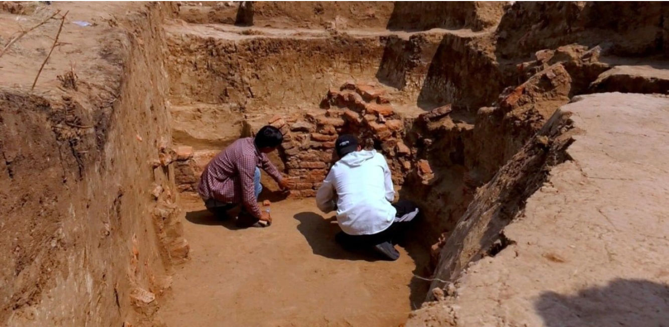 Archaeologists excavate a Golden Horde–era structure in Kazakhstan's Zhantai tract.