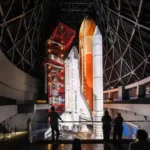 Endeavour sa v Los Angeles prvýkrát ukáže v zvislej „štartovacej“ polohe