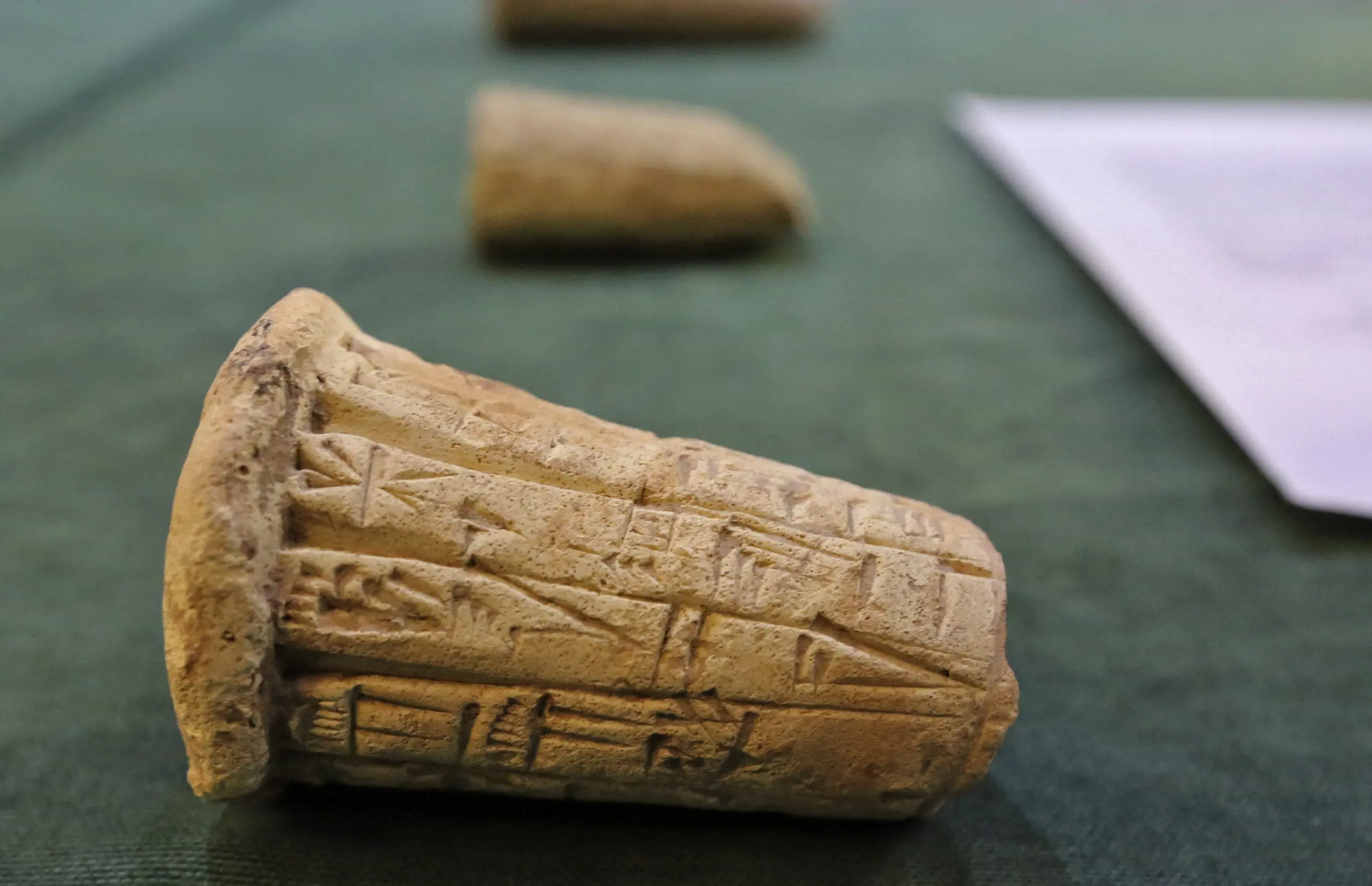 SAPIENS uzatvára desaťročie: antropológia sa lúči výberom textov o návratoch, rodičovstve aj hraniciach