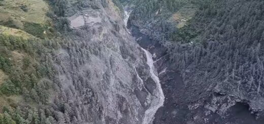 Zosuv a bahnotok na rieke Budhi Gandaki v Nepále: dáta ukazujú na skalný lavínový pôvod