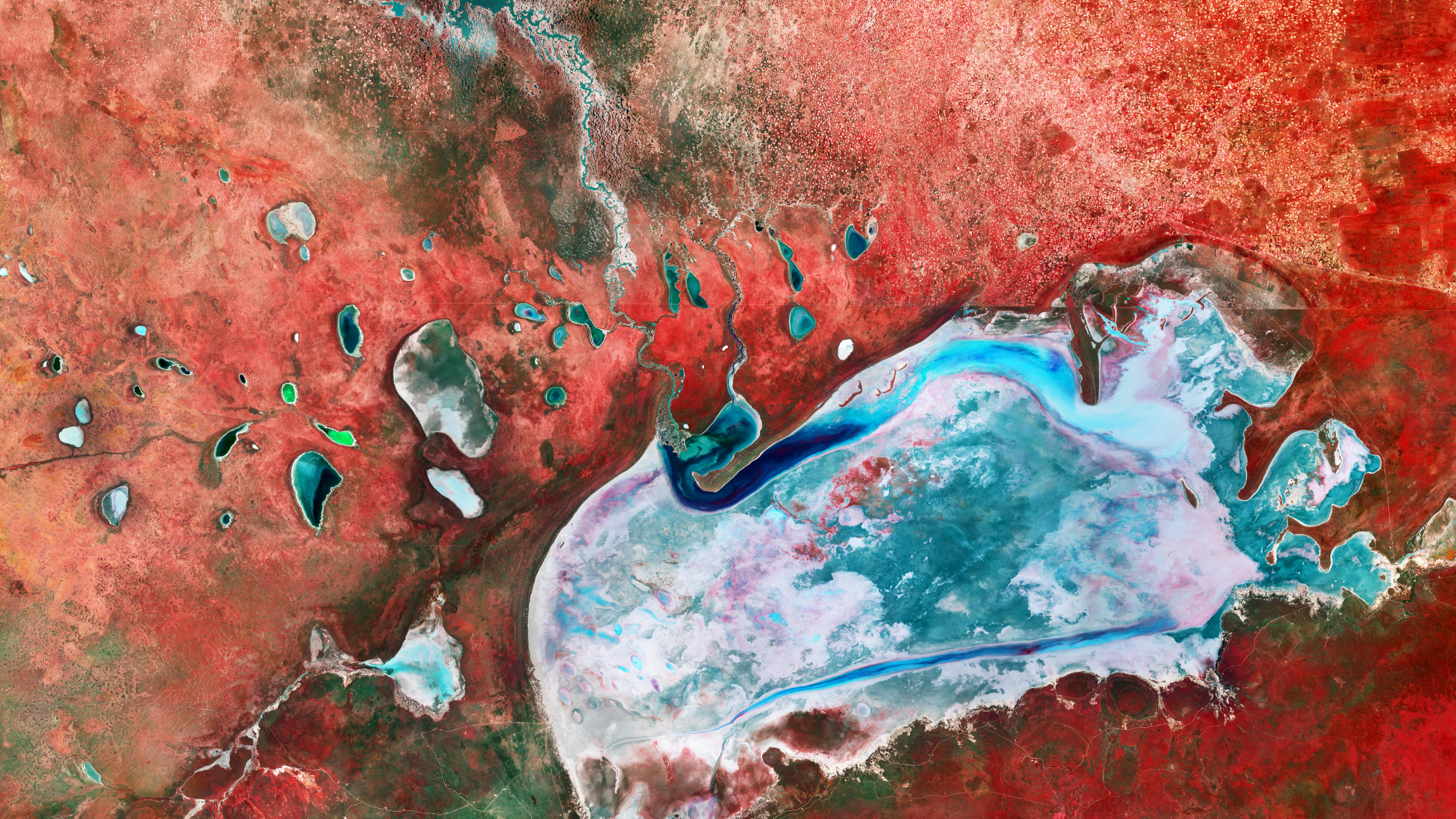 Soľná pláň Etosha z obežnej dráhy pripomína cudziu planétu. Satelit Sentinel-2 ju nasnímal vo falošných