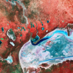 Soľná pláň Etosha z obežnej dráhy pripomína cudziu planétu. Satelit Sentinel-2 ju nasnímal vo falošných farbách Soľná pláň Etosha z obežnej dráhy pripomína cudziu planétu. Satelit Sentinel-2 ju nasnímal vo falošných